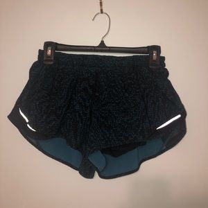lululemon hotty hot short 2.5” size 10
